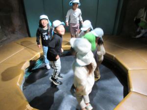 恐竜の中のトランポリンで遊んでいるところ