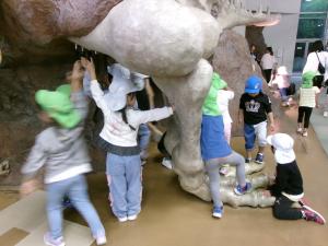 恐竜の足を動かしているところ