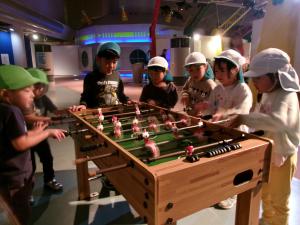 5歳児　サッカーゲームを楽しんでいるところ