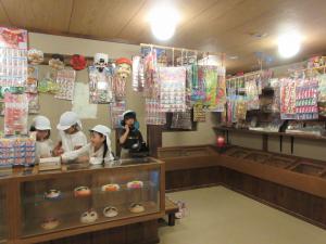 駄菓子屋さんで遊んでいるところ