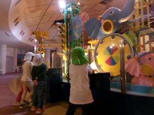 転がし遊びを楽しんでいる