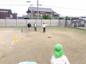 5歳児　サッカーをしているところ