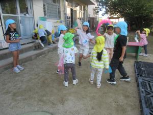 異年齢児と運動会遊びを楽しんでいるところ