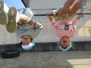 鉄棒で布団干しをしているところ