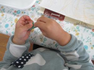 紙をちぎっている