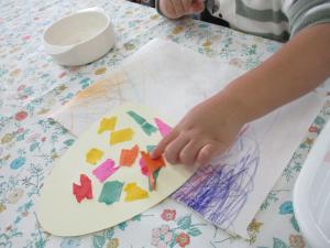 画用紙に貼っている