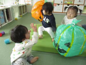 大きいカボチャの風船で遊ぶ子供たちの写真