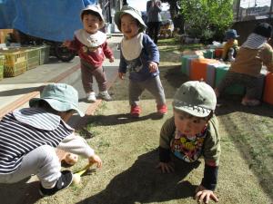 戸外で遊ぶ子供たちの写真
