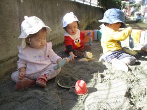 戸外で遊ぶ子供たちの写真