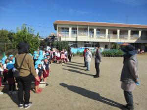 「今日はよろしくお願いします」と元気にあいさつをしています