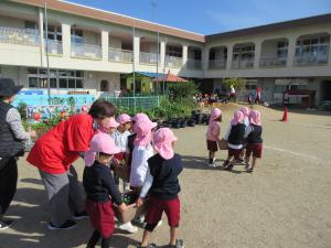 植えたお花のプランターを運んでいます