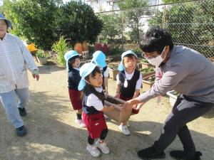 そら組がプランターを運んでいます