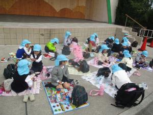 すみれ　広場で弁当