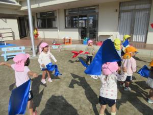 もも組小旗で踊っています