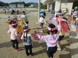 みんなでおばけのばけちゃまを踊っています