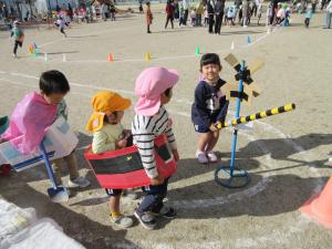 電車で踏切を渡っています