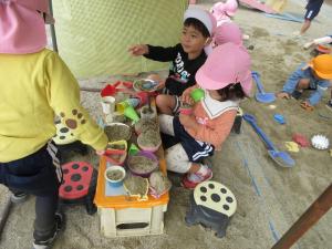 アイス屋さんしています