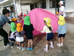 年長さんとバルーンをしています