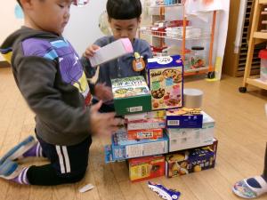 みかん　箱を友達と積んでいます