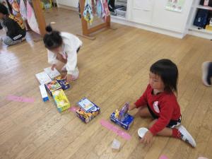 もも　箱を並べています