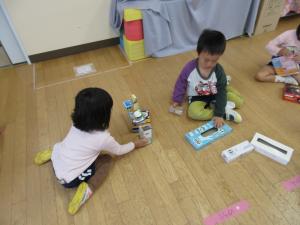 もも　箱を積んでいます