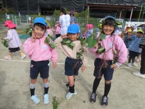 サツマイモの飾りを身につけています