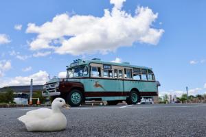 コールダックKちゃん　青い空、白い雲、青いバス、白いアヒル