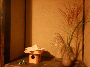 ススキとお月見団子を床の間に飾っている様子