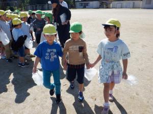 手をつなぐ様子