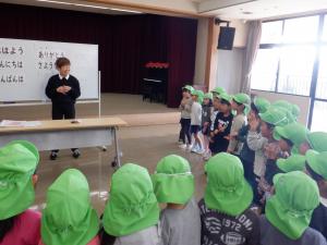 手話を教えてもらう様子