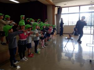 歌詞を手話で表現する様子