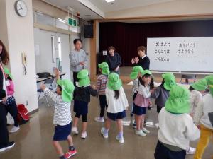 手話を使って伝える様子