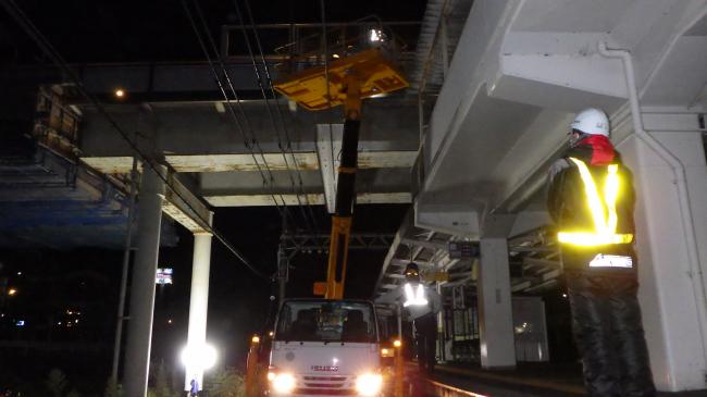 軌陸車で橋の下を点検する画像