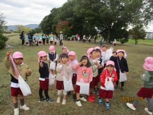 ほし組　拾ったドングリを見せています