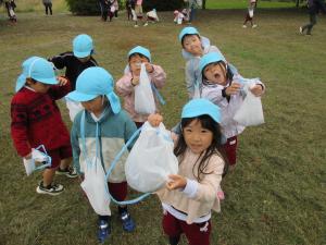 そら組　拾ったドングリを見せています