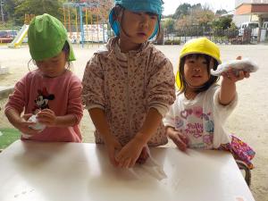 濡れたキッチンペーパーで芋を包んでいるところ