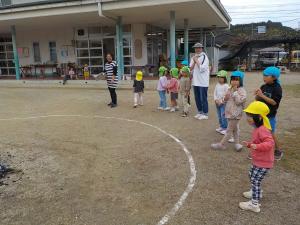 焼き芋ができあがるのを待つ子ども達