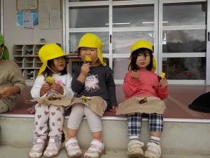 焼き芋を食べる３歳児