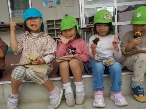 テラスで焼き芋を食べる子ども達