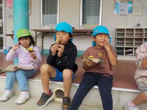 おいしそうに食べる子ども達