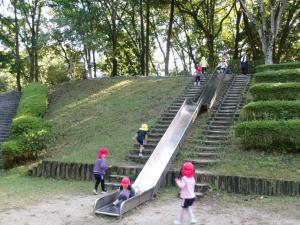 滑り台であそんだ