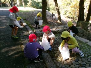 どんぐりひろい