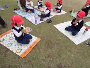 イモ食べるイチゴ