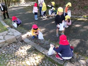 どんぐりひろい2