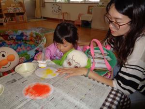 2歳児がハロウィン製作をしています