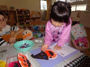 お母さんに見守られ製作しています