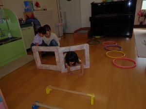 トンネルくぐりやフープ渡りをしています