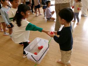 玉を渡しています