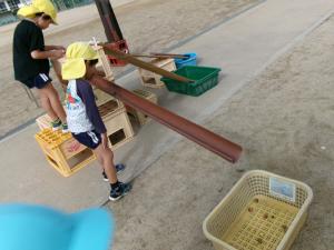 外でどんぐりころがし