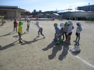 こっち！こっち！と声をかけバトンをつなぎます